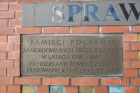 Pomnik przed Synagogą  Karol Wójcik
