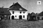 Studnia na Rynku Górnym 1910 http://bodzentyn.fotopolska.eu/zdjecia/m42536,Bodzentyn.html?zdjeciaOd=1000&zdjeciaDo=2020&sortuj=dataWykonania 