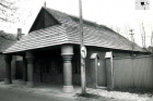 Budynek z podcieniami przy ul. Kościelnej 1990 r. Śląska Biblioteka Cyfrowa 